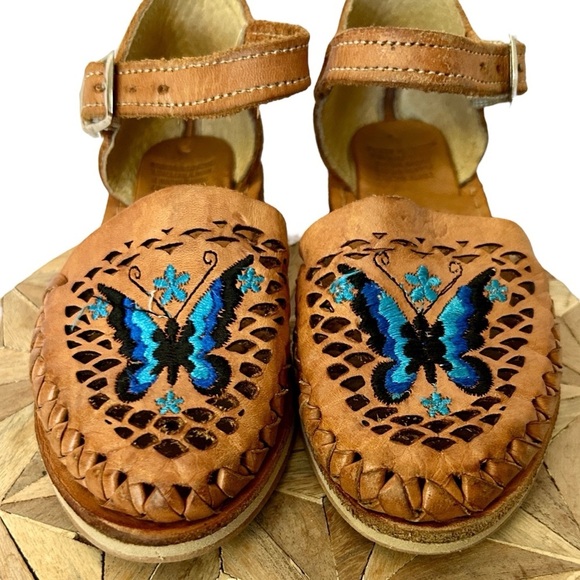 LA ROSA Pierced Leather Huaraches Embroidered Blue Butterfly sz 7" Buckle Sandal - Picture 4 of 10